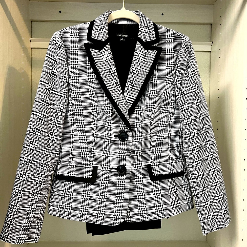 Trendy Le Suit blazer! Can be paired with slacks or skirt!